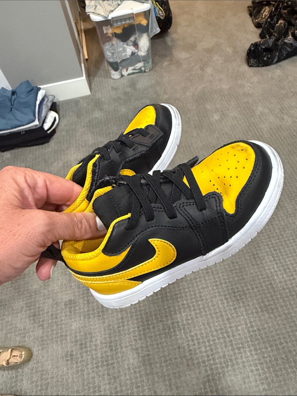 Nike Kids Low-Top Sneakers in Yellow and Black